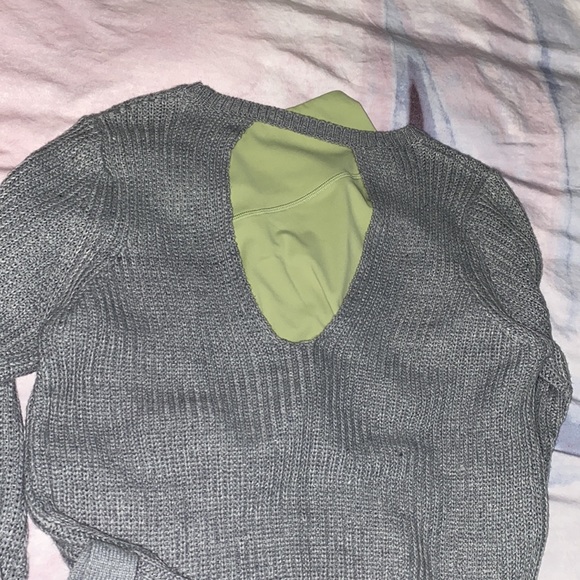 Cut-out grey sweater 🦶 - Picture 3 of 3